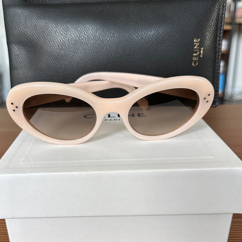 Celine sunglasses (ref: CL40193I). Color: baby pink (barely used)